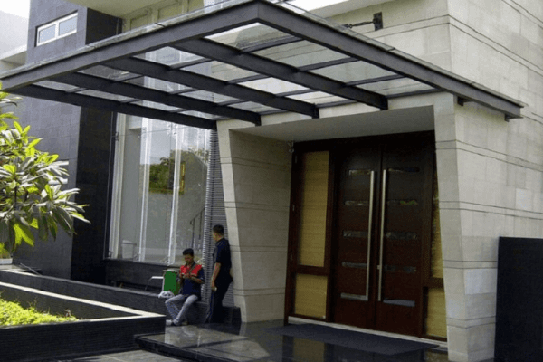 Perbedaan Kanopi Besi dan Baja Ringan: Mana yang Lebih Cocok untuk Rumah Anda?